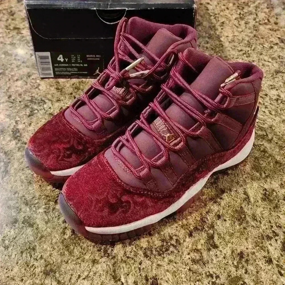 Jordan 11 Retro GG Heiress Velvet 2016 Grade School Size 4Y 852265-65 - Picture 2 of 11